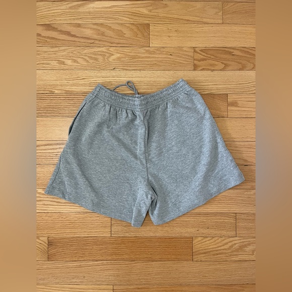 UNIQLO gray bermudas shorts - Picture 2 of 3